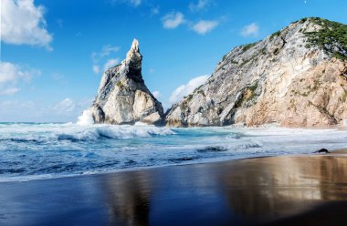 Atlantik Okyanusu 'nun Portekiz kıyıları.