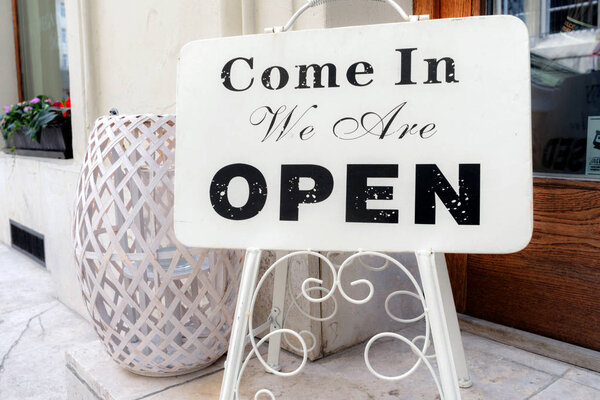  табличка с надписью "Вход был открыт"
 