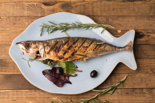 新鲜美味的鱼 黑暗的老式背景上 鱼与香草 香料和蔬菜 健康的食物 饮食或烹饪概念 — 图库照片