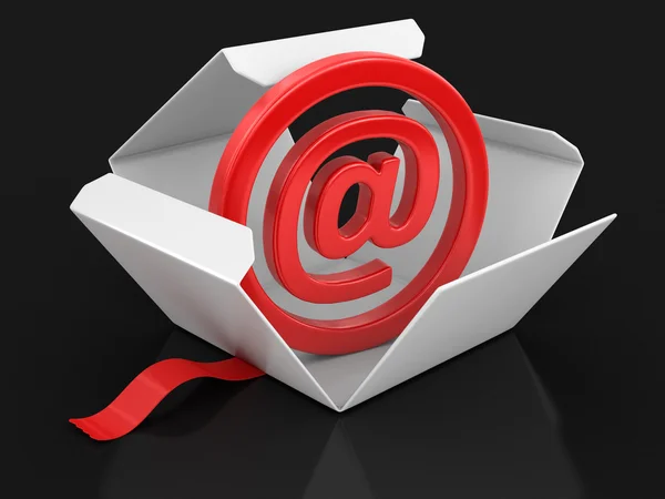 Paket mit E-Mail-Zeichen öffnen. Bild mit Ausschnittspfad — Stockfoto
