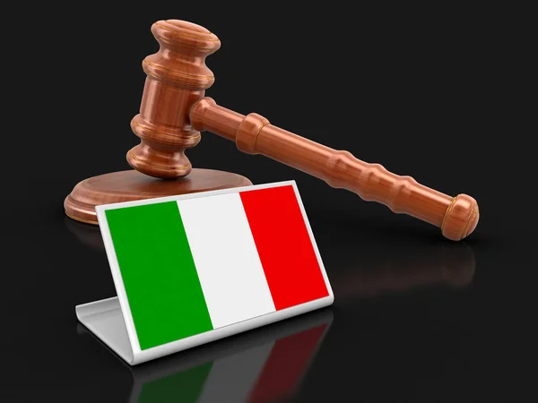 3d wooden mallet and Italian flag. Image with clipping path — Stock Photo, Image