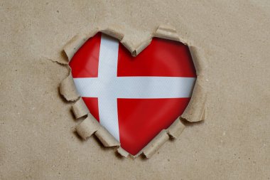 Danimarka bayrağını gösteren kalp şeklinde bir delik kağıdı yırttı.