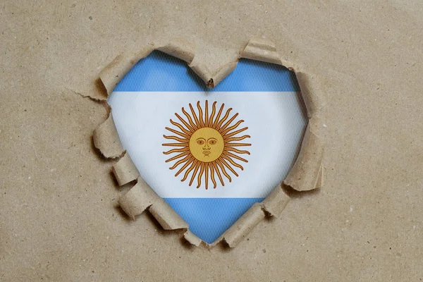 Τρύπα Σχήμα Καρδιάς Σχισμένη Χαρτί Που Δείχνει Σημαία Αργεντινής — Φωτογραφία Αρχείου