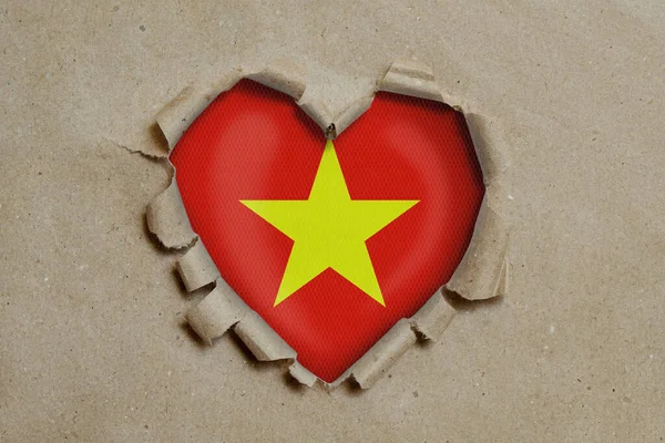 Kalp Şeklinde Bir Delik Kağıdı Yırttı Vietnam Bayrağını Gösteriyor — Stok fotoğraf
