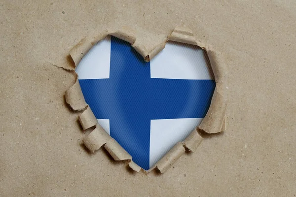ハート型の穴が紙を通して引き裂かれ フィンランド国旗が見える — ストック写真