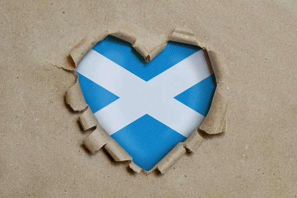 Dziura Kształcie Serca Rozdarta Przez Papier Pokazująca Szkocką Flagę — Zdjęcie stockowe