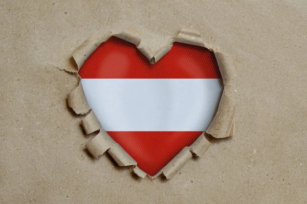Furo Forma Coração Rasgado Através Papel Mostrando Bandeira Austríaca — Fotografia de Stock