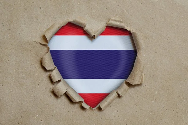 Foro Forma Cuore Strappato Attraverso Carta Mostrando Bandiera Tailandese — Foto Stock