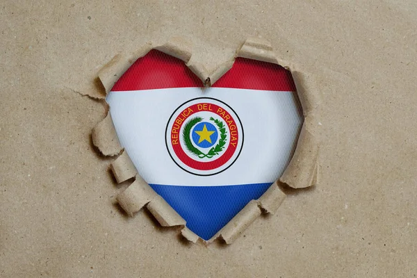 Foro Forma Cuore Strappato Attraverso Carta Mostrando Bandiera Paraguaiana — Foto Stock