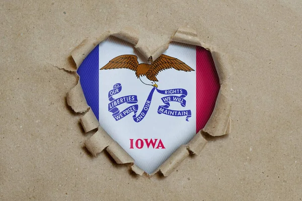 Foro Forma Cuore Strappato Attraverso Carta Mostrando Bandiera Iowa — Foto Stock