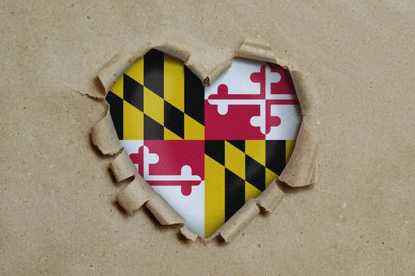 Dziura Kształcie Serca Rozdarta Przez Papier Pokazująca Flagę Maryland — Zdjęcie stockowe