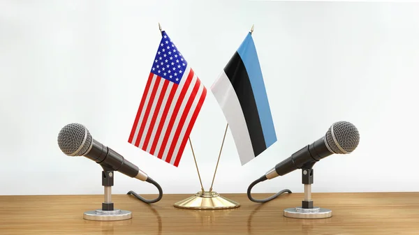 Microfones Bandeiras Emparelham Uma Mesa Sobre Fundo Desfocado — Fotografia de Stock