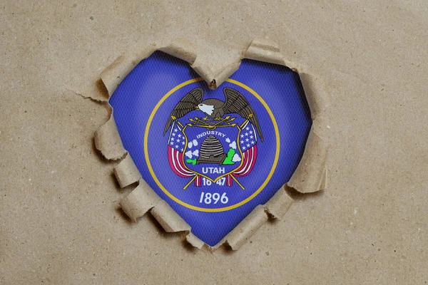 Furo Forma Coração Rasgado Através Papel Mostrando Bandeira Utah — Fotografia de Stock