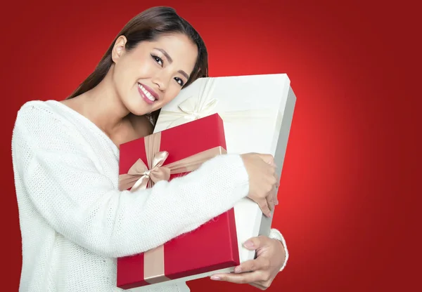 Hermosa joven asiático mujer holding presente —  Fotos de Stock