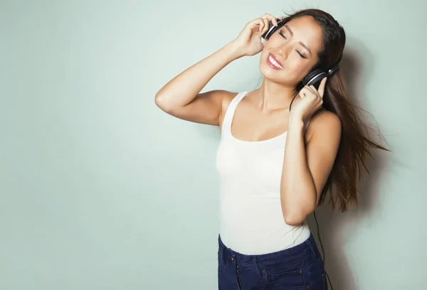 Mulher asiática bonita com fones de ouvido — Fotografia de Stock