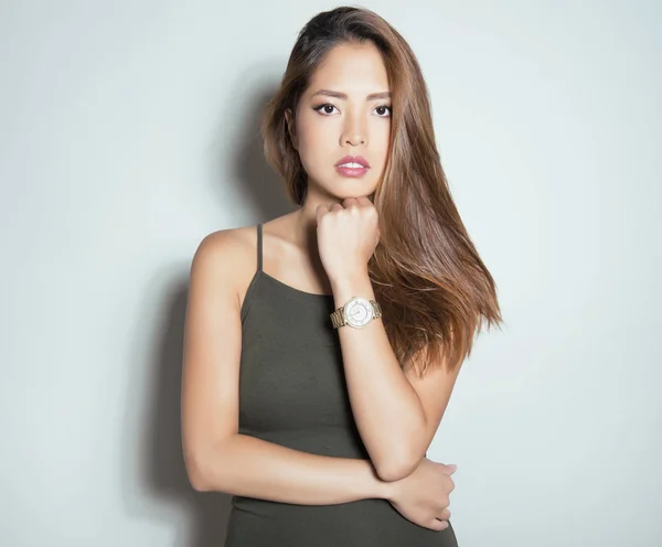 손목 시계를 입고 아름 다운 아시아 여자 — 스톡 사진