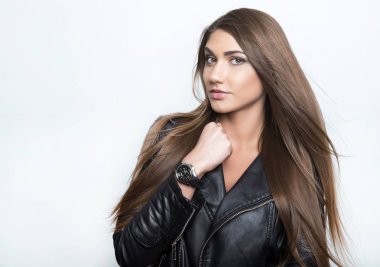 Güzel genç kadın kol saati