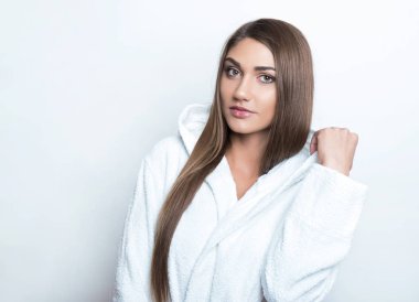 Bornozlu güzel genç bayan.