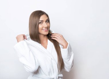 Bornozlu güzel genç bayan.