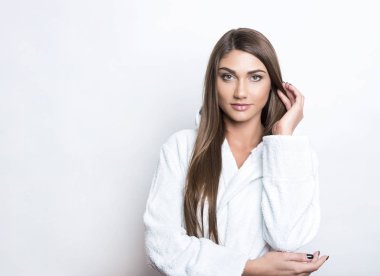 Bornozlu güzel genç bayan.