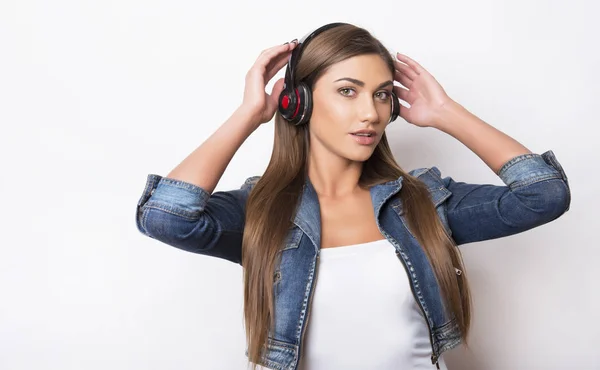 Gyönyörű fiatal nő fülhallgatóval — Stock Fotó