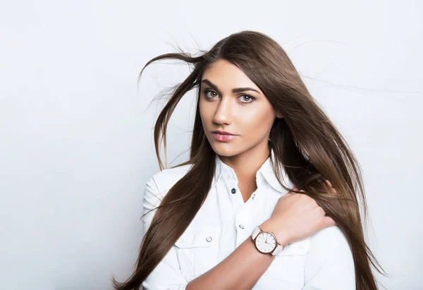 腕時計を身に着けている美しい若い女性 — ストック写真
