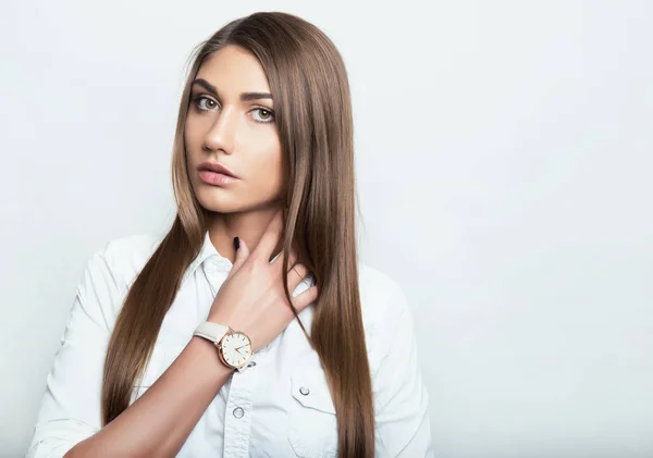 Vacker ung kvinna som bär armbandsur — Stockfoto