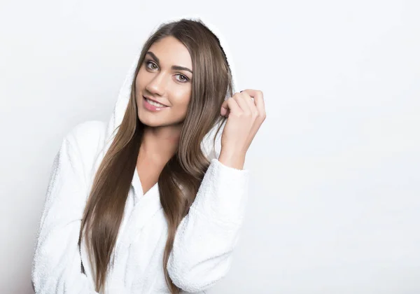 Bela jovem mulher em roupão de banho — Fotografia de Stock