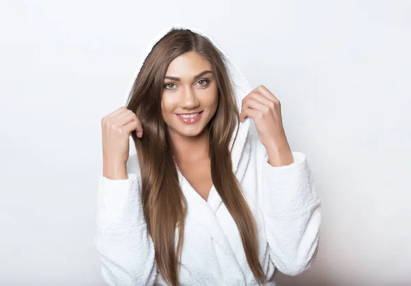 Bela jovem mulher em roupão de banho — Fotografia de Stock