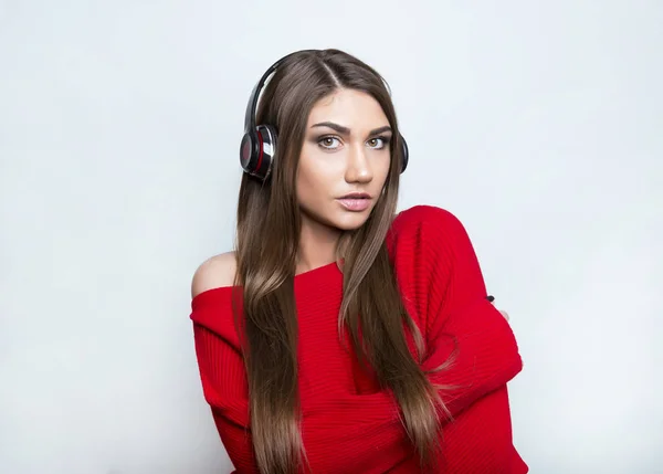 Bela jovem com fones de ouvido — Fotografia de Stock