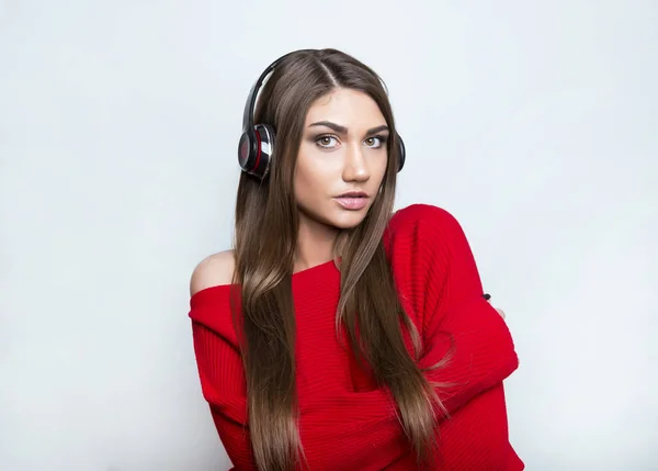 Hermosa mujer joven con auriculares —  Fotos de Stock