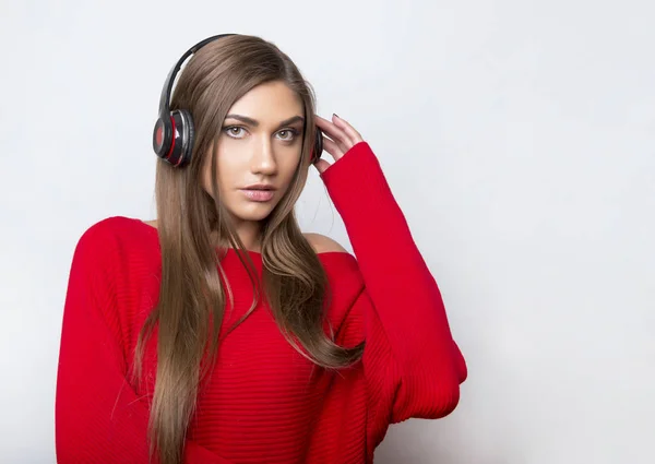 Hermosa mujer joven con auriculares —  Fotos de Stock