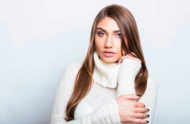 sıcak kazak giyen güzel genç kadın