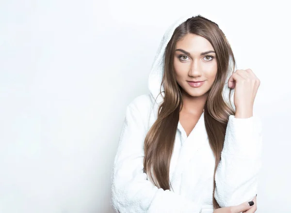 Bela Jovem Mulher Com Cabelos Longos Vestindo Roupão Banho Branco — Fotografia de Stock