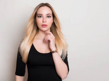 güzel genç kadın uzun saçlı en kötü saati