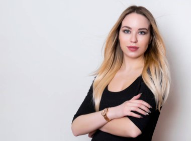 güzel genç kadın uzun saçlı en kötü saati