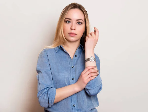 Bela Jovem Mulher Com Cabelo Comprido Vestindo Pior Relógio — Fotografia de Stock