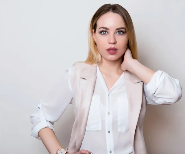 Schöne Junge Frau Mit Langen Haaren Trägt Schlechteste Uhr — Stockfoto