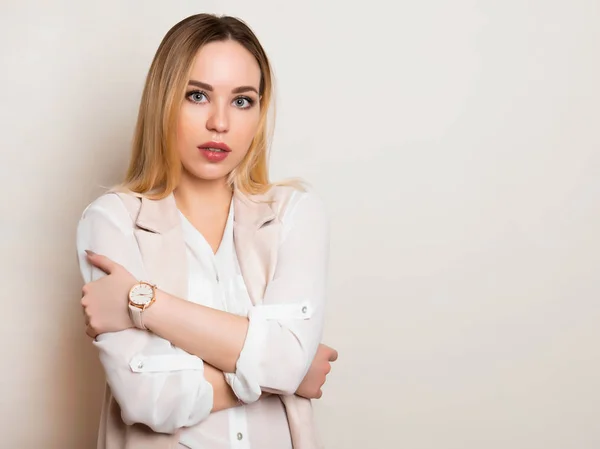 Schöne Junge Frau Mit Langen Haaren Trägt Schlechteste Uhr — Stockfoto