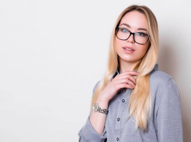 güzel genç kadın uzun saçlı gözlük ve kol saati