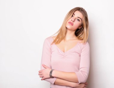 Uzun saçlı, kol saati takan güzel bir genç kadın.