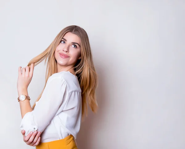 Bela Jovem Com Cabelo Comprido Usando Relógio Pulso — Fotografia de Stock