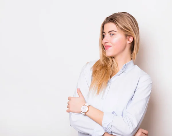 Schöne Junge Frau Mit Langen Haaren Trägt Armbanduhr — Stockfoto