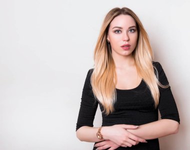 Kol saati olan güzel genç bir kadın.