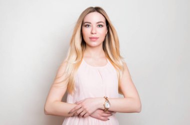 Kol saati olan güzel genç bir kadın.