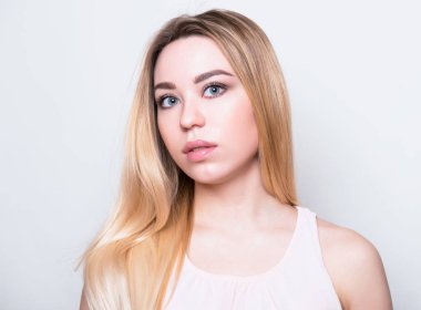 Uzun saçlı güzel bir genç kadın.