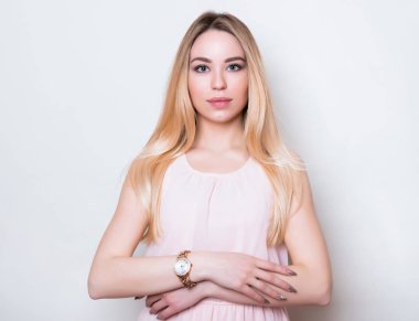 Kol saati olan güzel genç bir kadın.