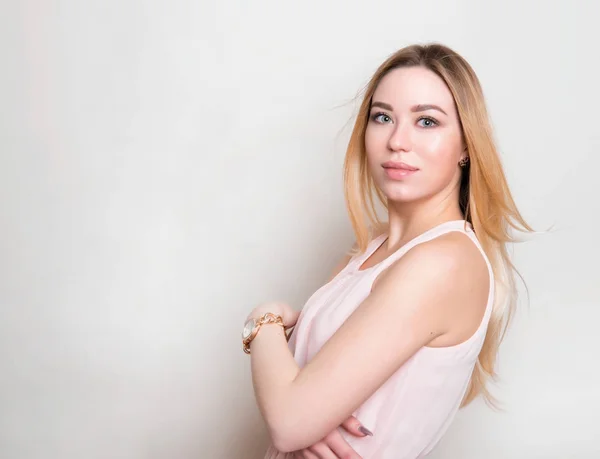 Hermosa Mujer Joven Con Reloj Pulsera —  Fotos de Stock