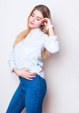 Kol saati olan güzel genç bir kadın.