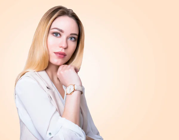 Hermosa Mujer Joven Con Reloj Pulsera —  Fotos de Stock